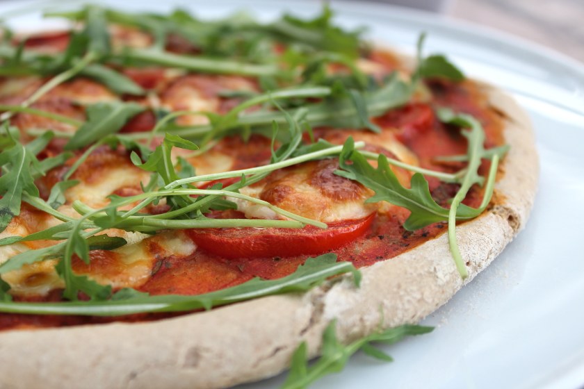 Glutenfreie und vegane Buchweizen Pizza mit Tomaten