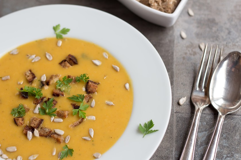 Cremige Kartoffel- Möhrensuppe mit Croûtons | purelimon.de