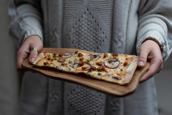 Veganer Flammkuchen Elsässer Art - dünner &amp; knuspriger Teig • purelimon