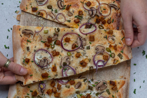 Veganer Flammkuchen Elsässer Art - dünner &amp; knuspriger Teig • purelimon