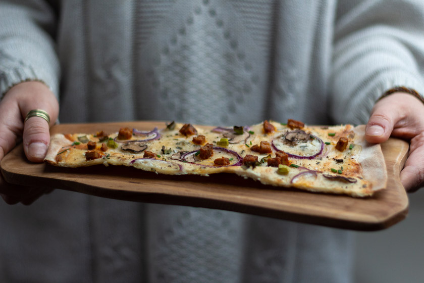 Veganer Flammkuchen Elsässer Art - dünner &amp; knuspriger Teig • purelimon