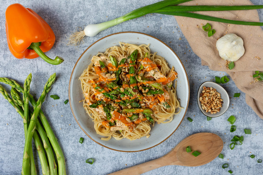 Fruhlingspasta Gruner Spargel Mit Cremiger Paprikasauce Purelimon