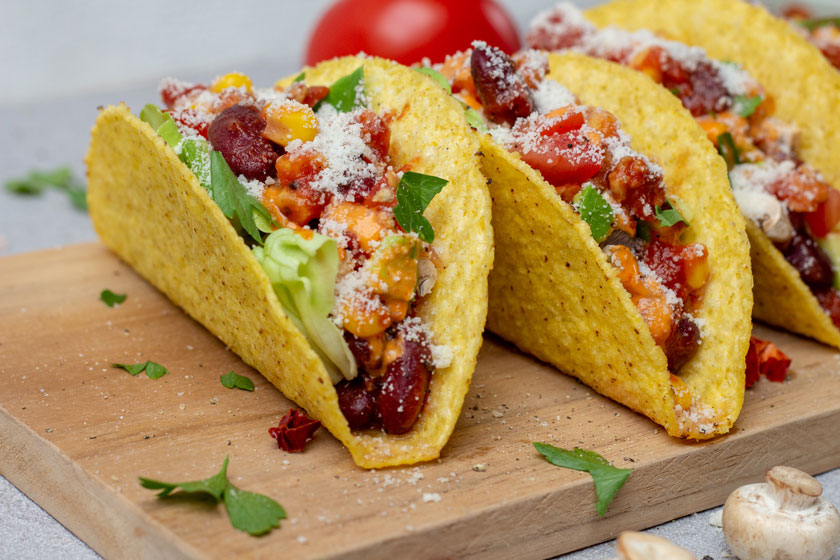 Tacos mit Gemüsefüllung und veganem Hackfleisch