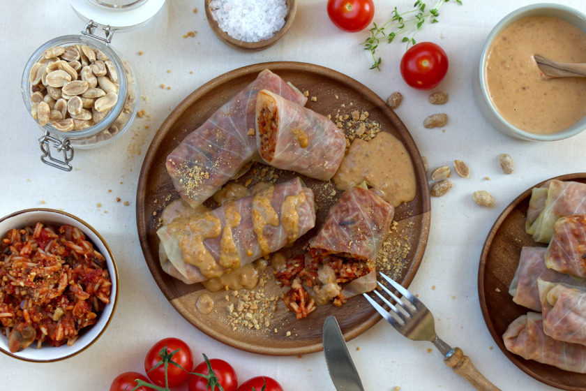 Vegane Kohlrouladen Mit Reisfullung Und Cremiger Thai Erdnusssauce