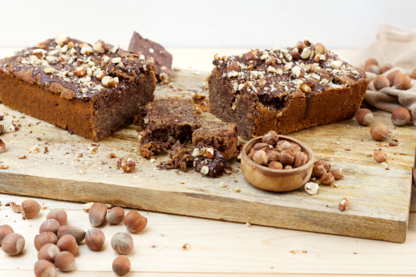 Saftiger veganer Haselnusskuchen mit Schokoglasur • purelimon