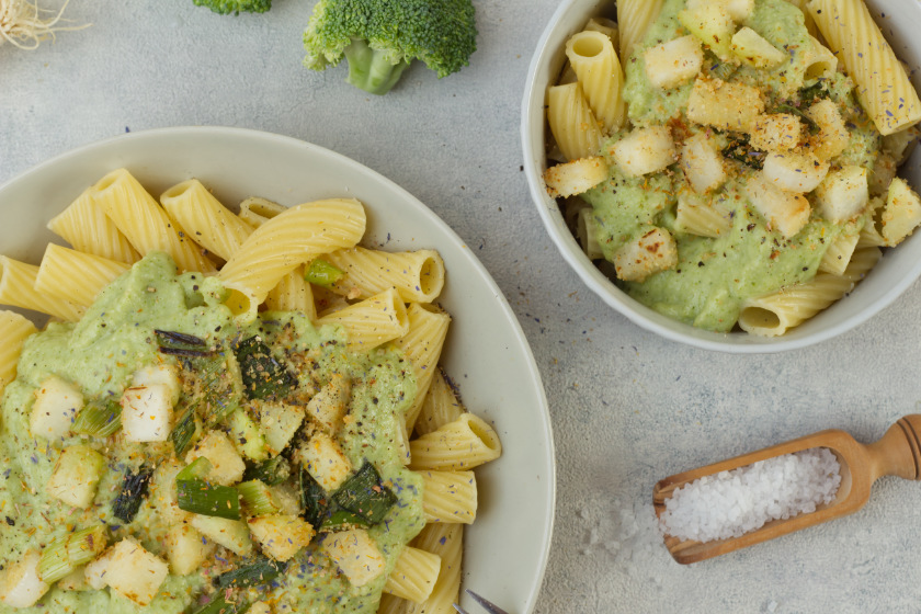 Pasta mit Brokkolisauce und Kohlrabi-Topping - purelimon