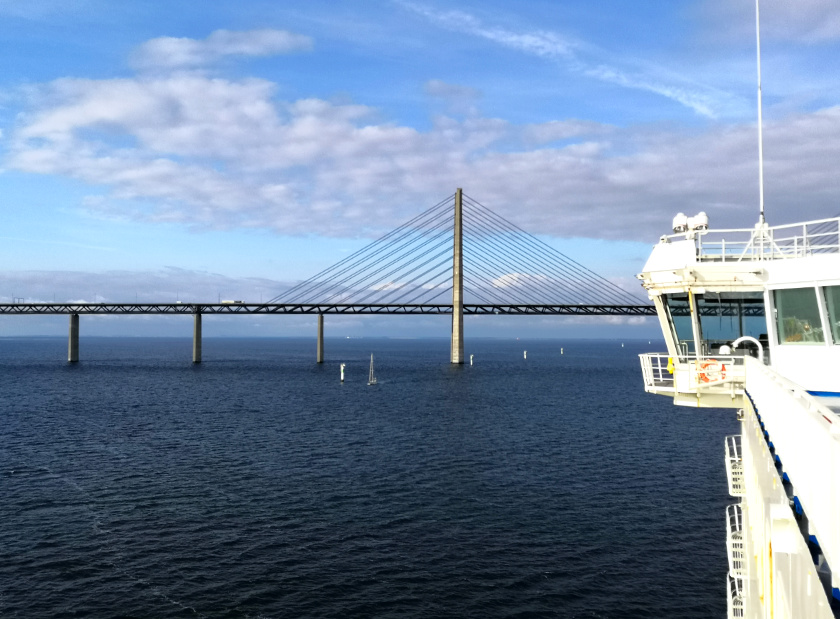 Öresundbrücke mit der Fähre - purelimon